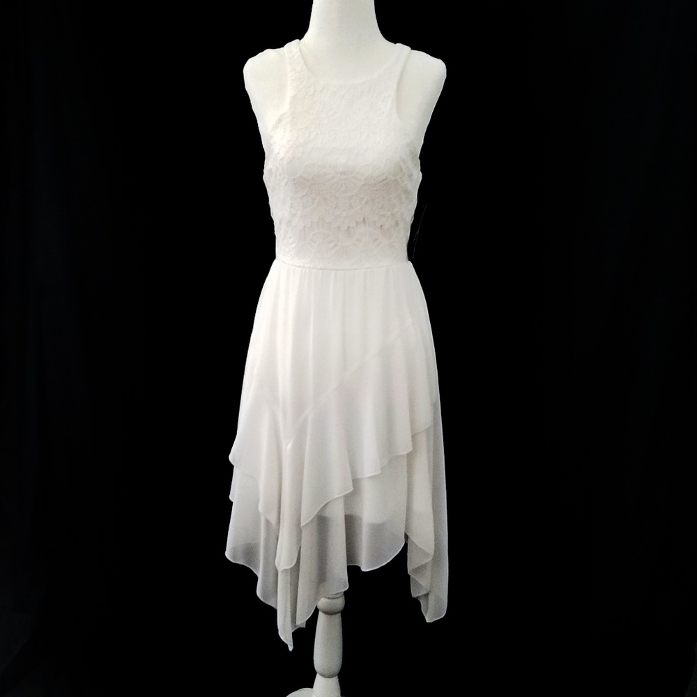 Lace detail sleeveless dress